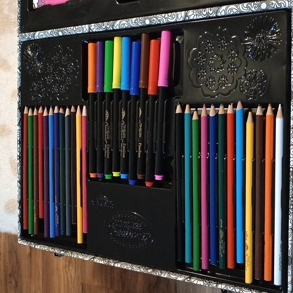 A coloring book barely used everything is slightly used its used only twice - Picture 3 of 4